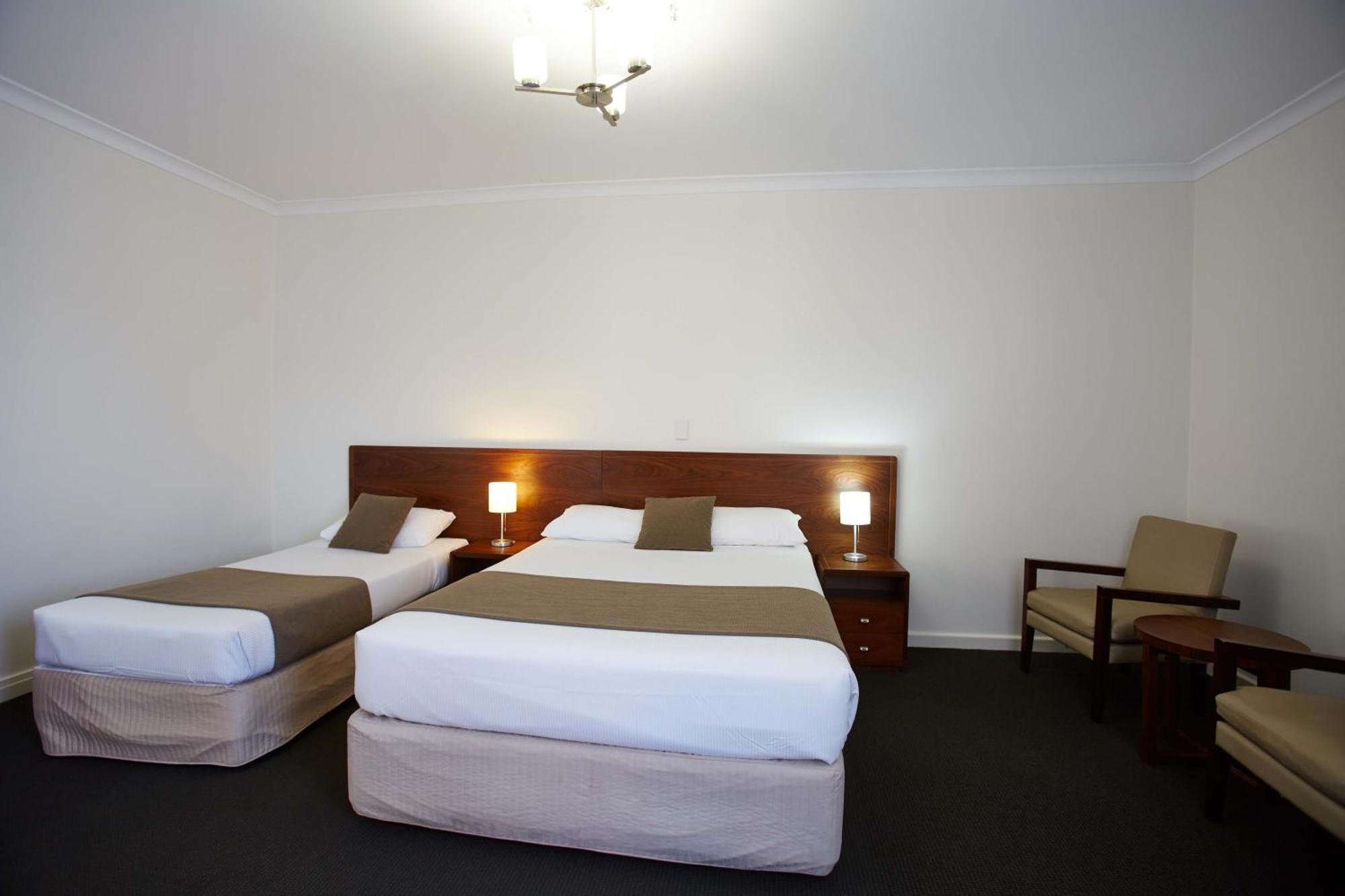 The Rose Hotel & Motel Банбъри Стая снимка