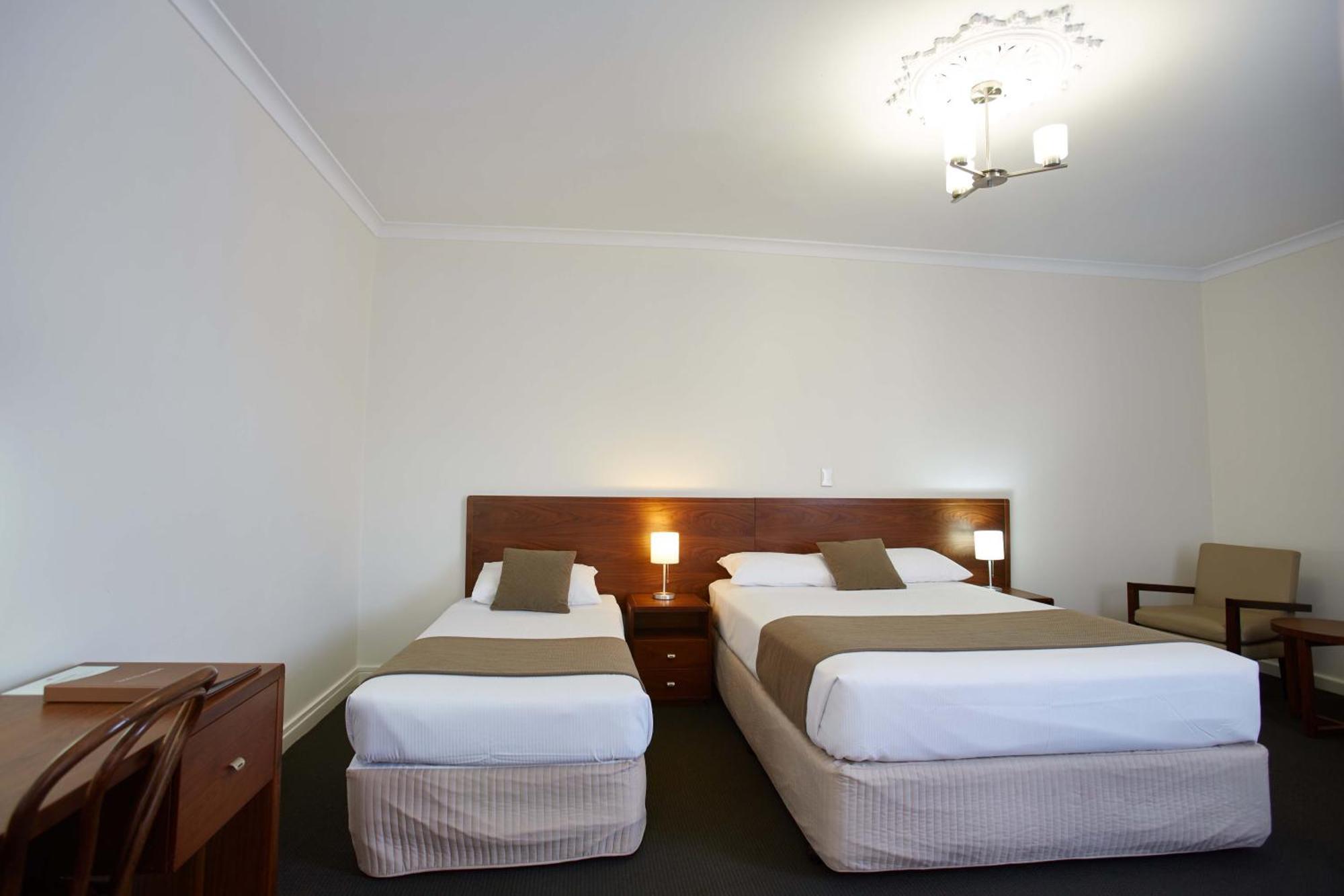 The Rose Hotel & Motel Банбъри Стая снимка